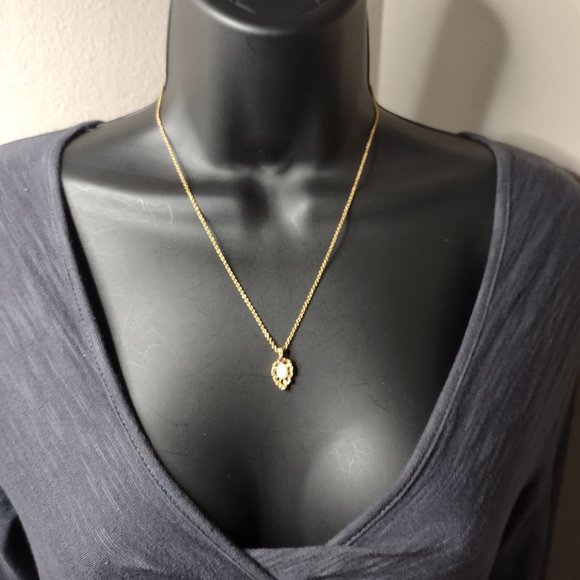 Vintage Small Leaf Shaped Pendant Necklace 18.5 Inches Long - Picture 15 of 15